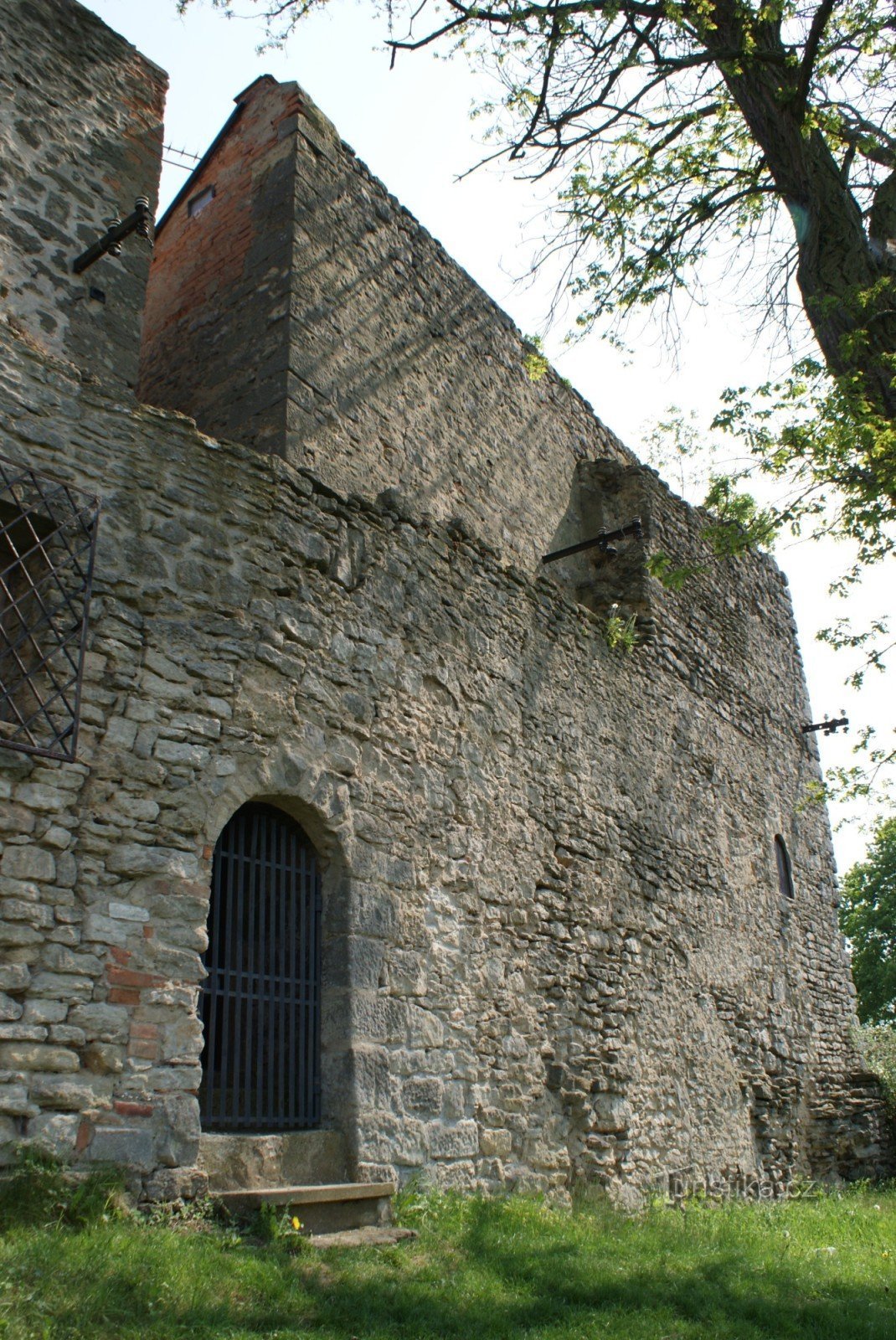 Zámostí - ruïnes van het gotische kasteel Hrádek (Starý Stránov, Myškův Hrádek)