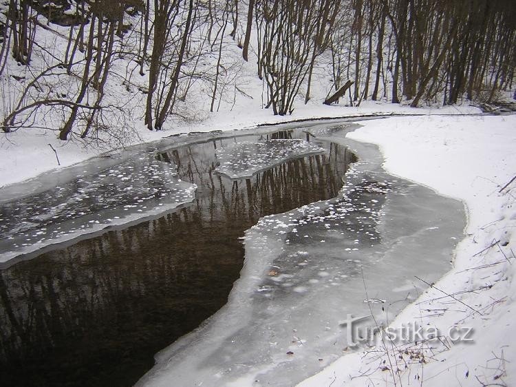 Um lago congelado no vale Říčka