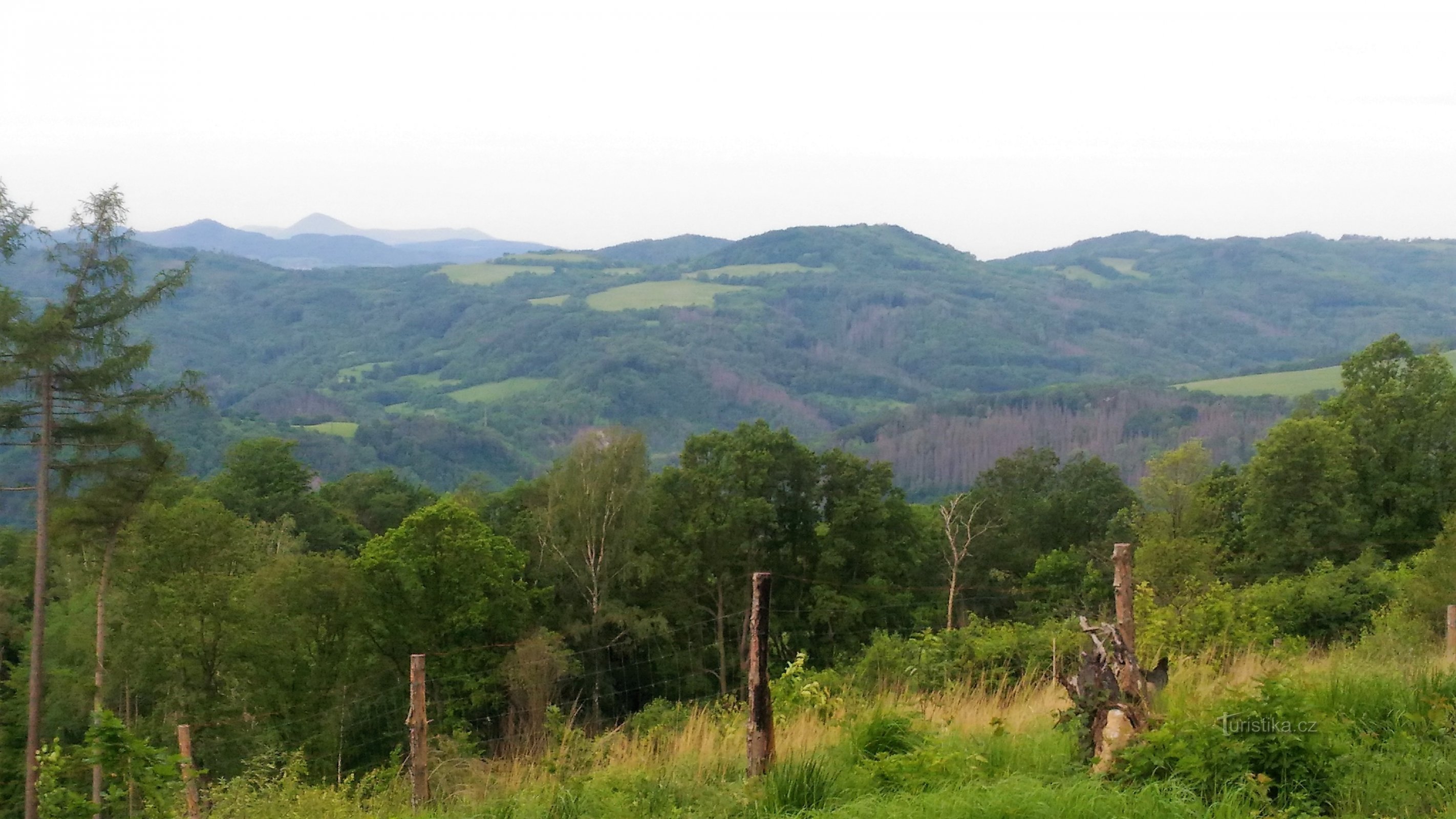 Una defunta locanda per escursioni con torre di avvistamento non lontano dalle rovine del castello di Vrabinec.