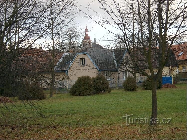 à l'ouest du village