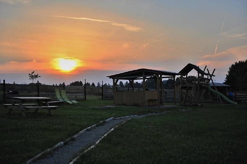 Sonnenuntergang über dem Bauernhof