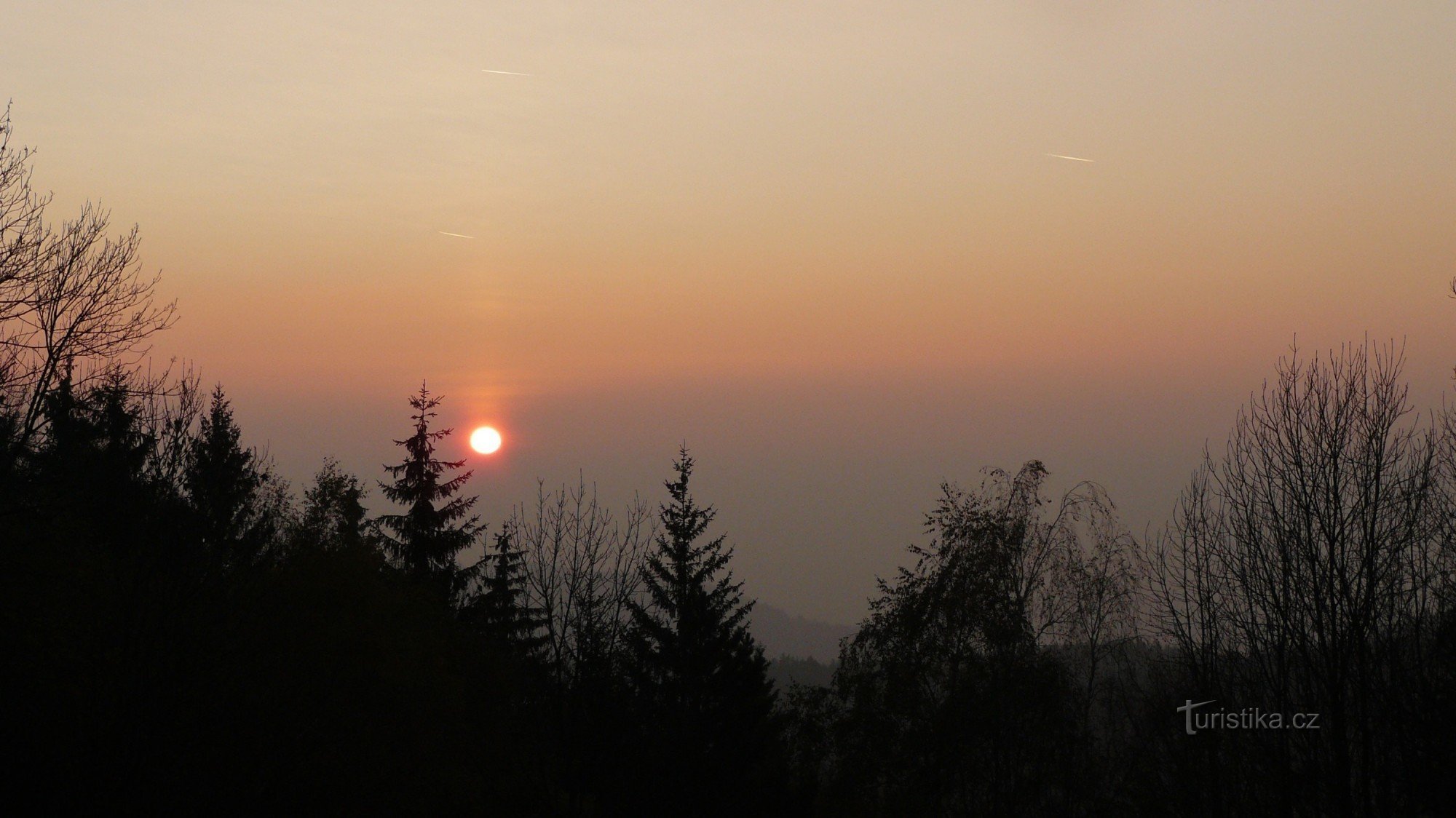 Pôr do sol sobre as colinas de Hostýn