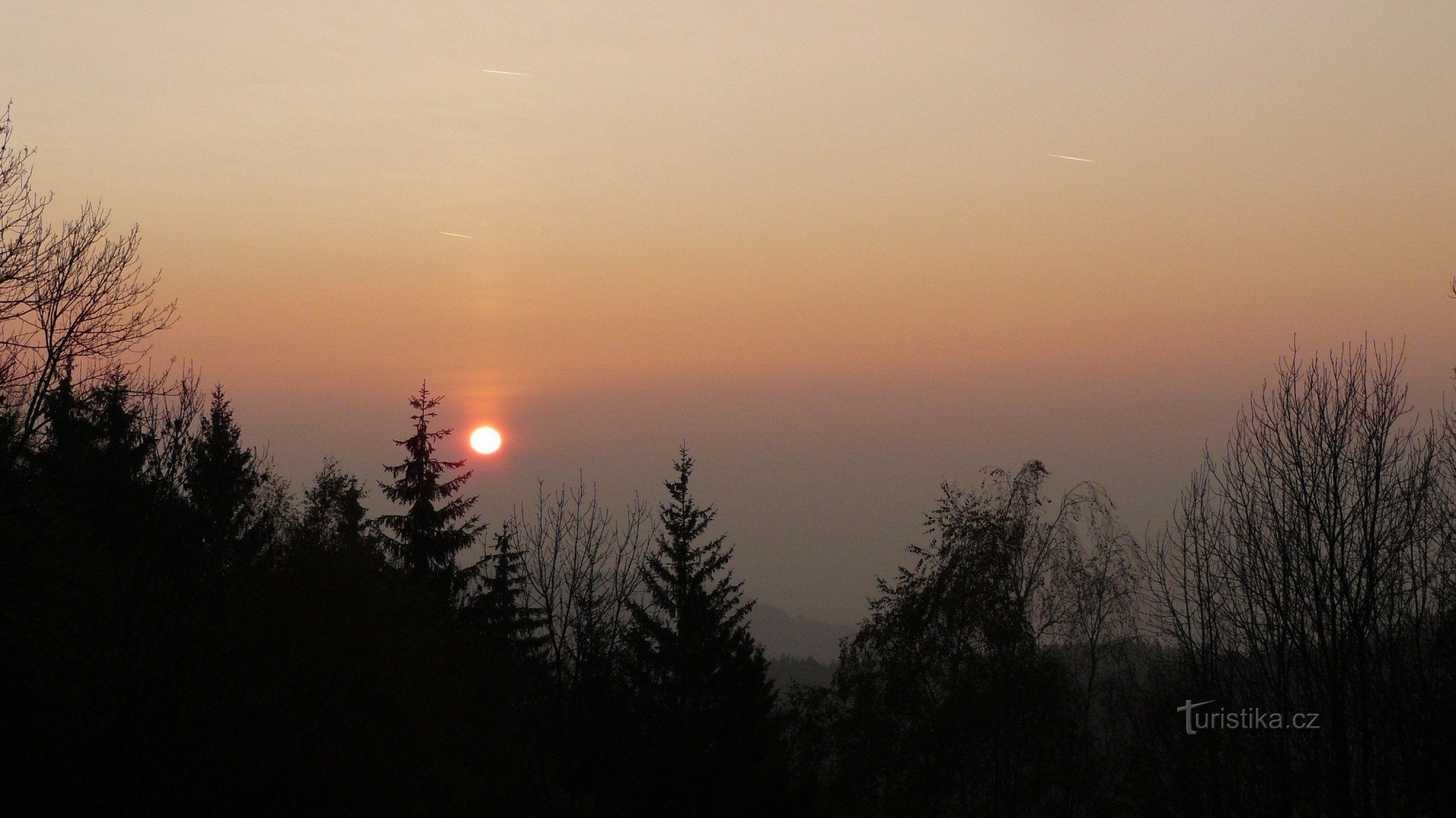 Auringonlasku Hostýnin kukkuloilla