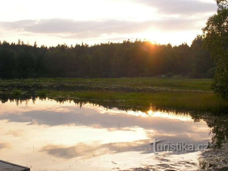 puesta de sol sobre el estanque de Zvůle