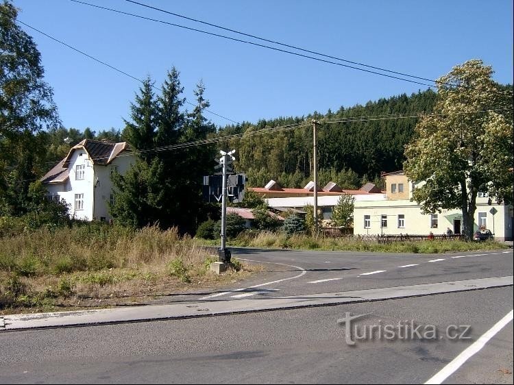 West: The green-marked road leads through Vlčinec to Nová Role in the western direction.