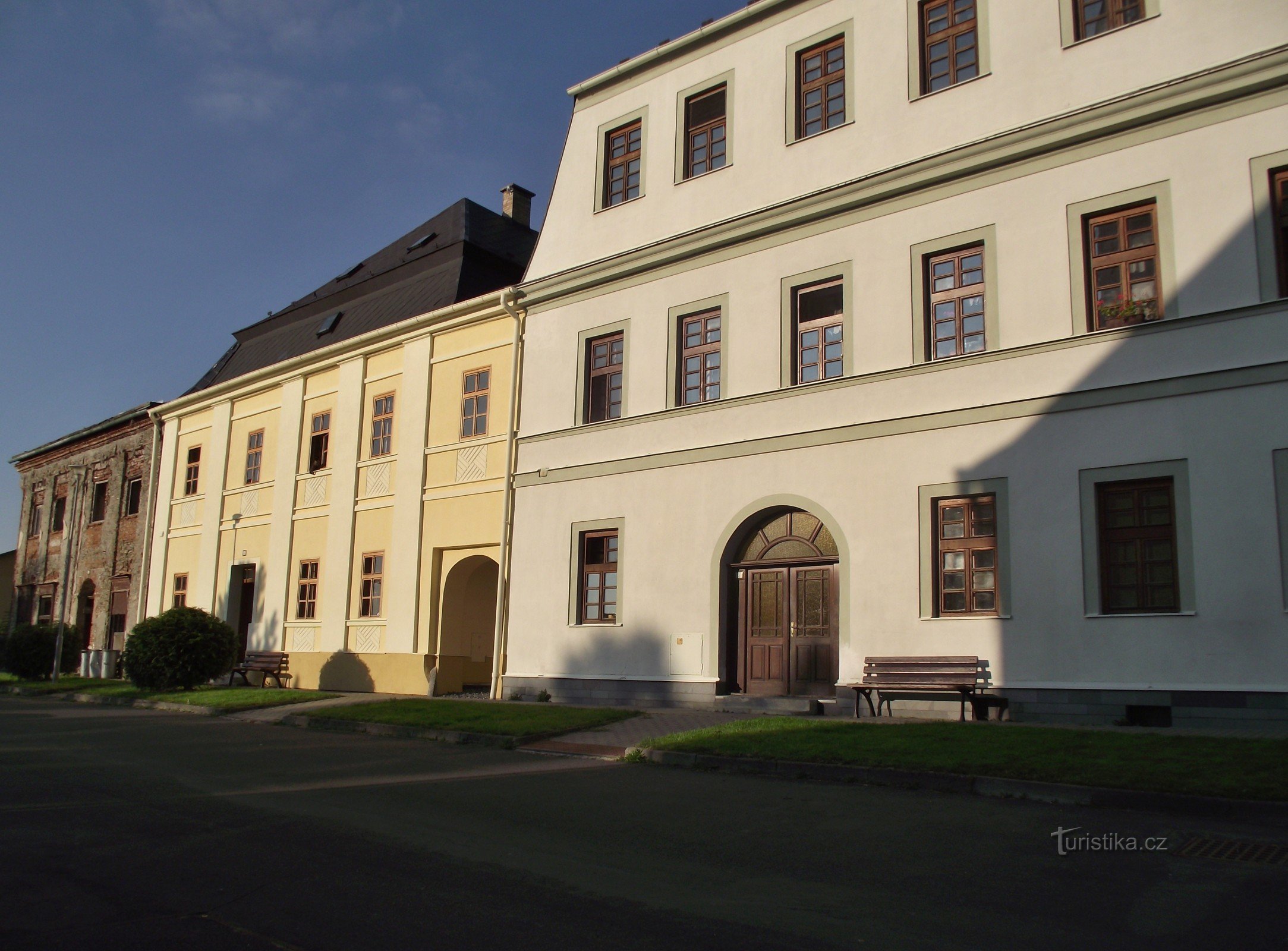 frente oeste de las casas