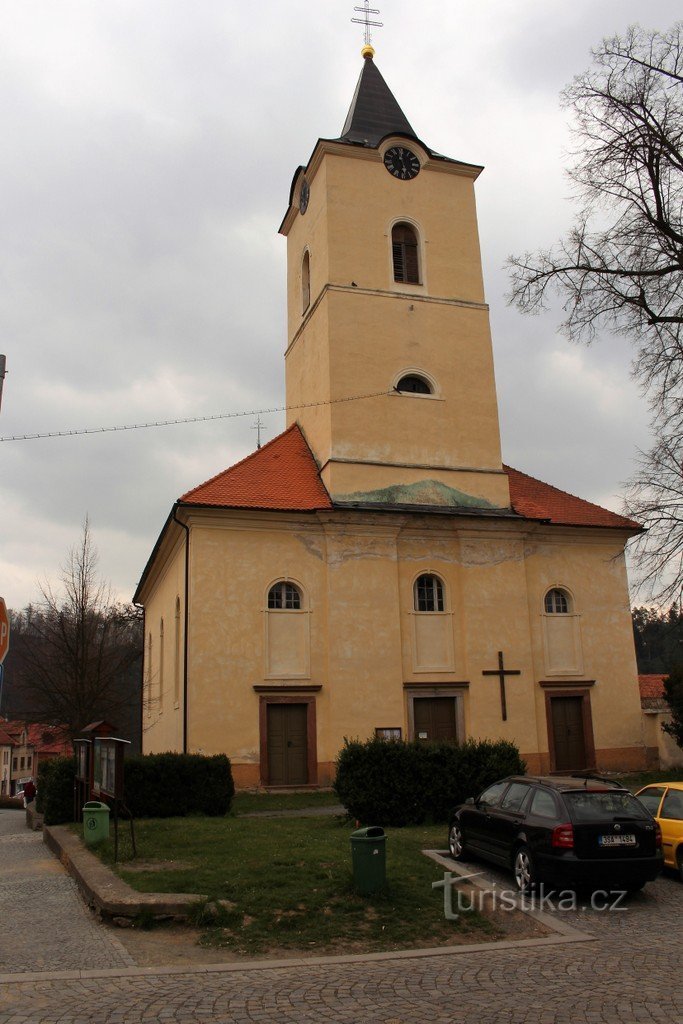 Fațada de vest a bisericii