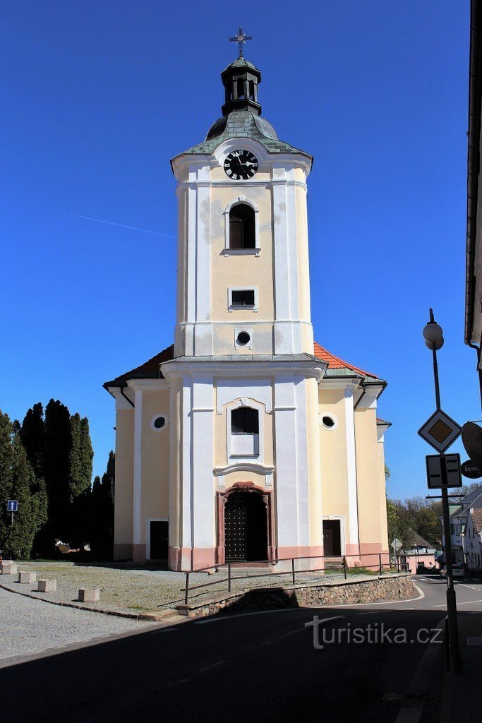 Fațada de vest a bisericii