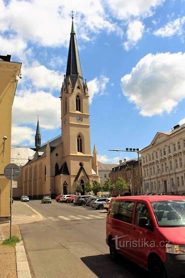 Den västra fasaden av kyrkan St. Antonín den store