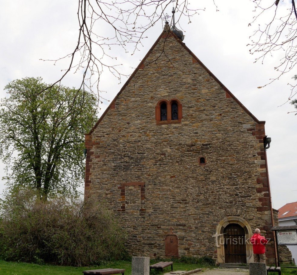 La fachada occidental de la iglesia de St. Lirio