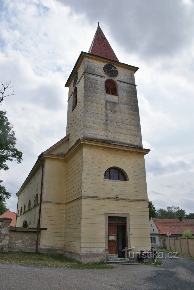västra fasaden med ett prismatiskt torn