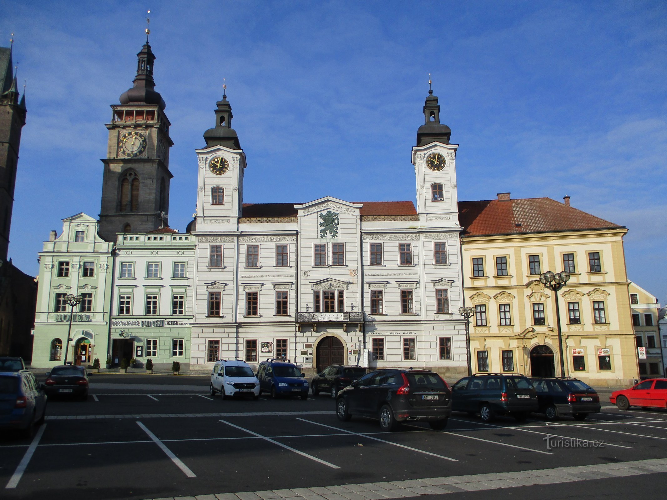 Den vestlige række af huse i Velké náměstí (Hradec Králové, 9.2.2020. februar XNUMX)