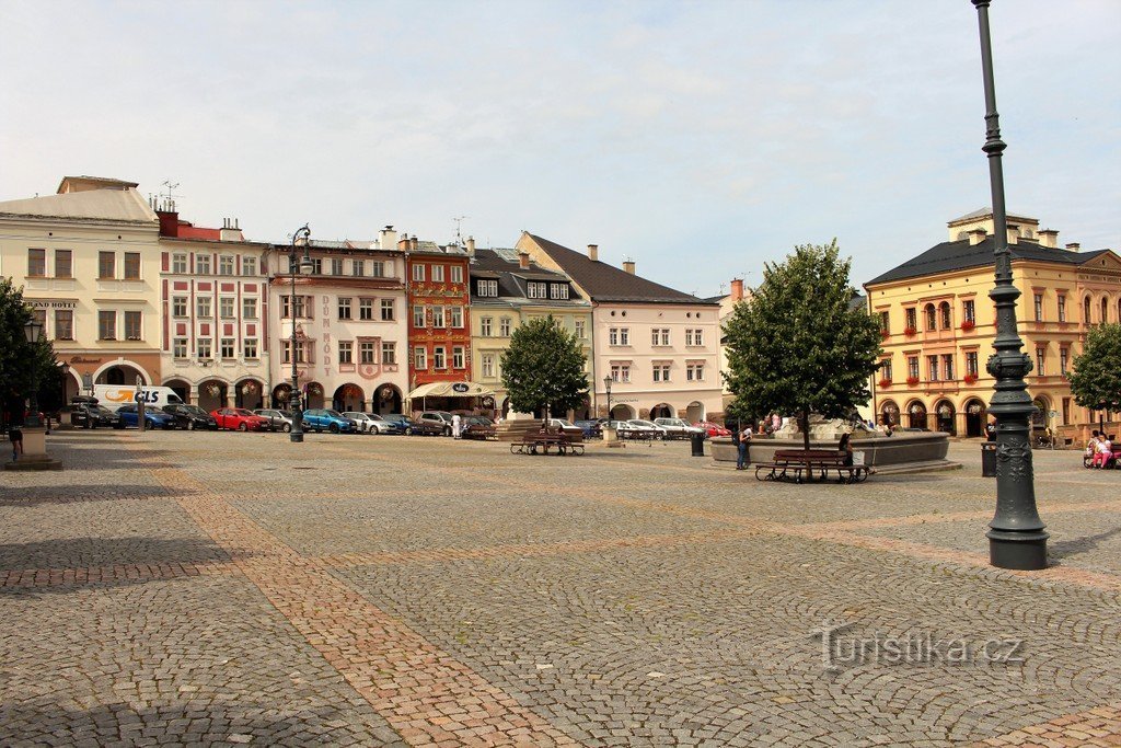 Den västra sidan av Krakonoš-torget