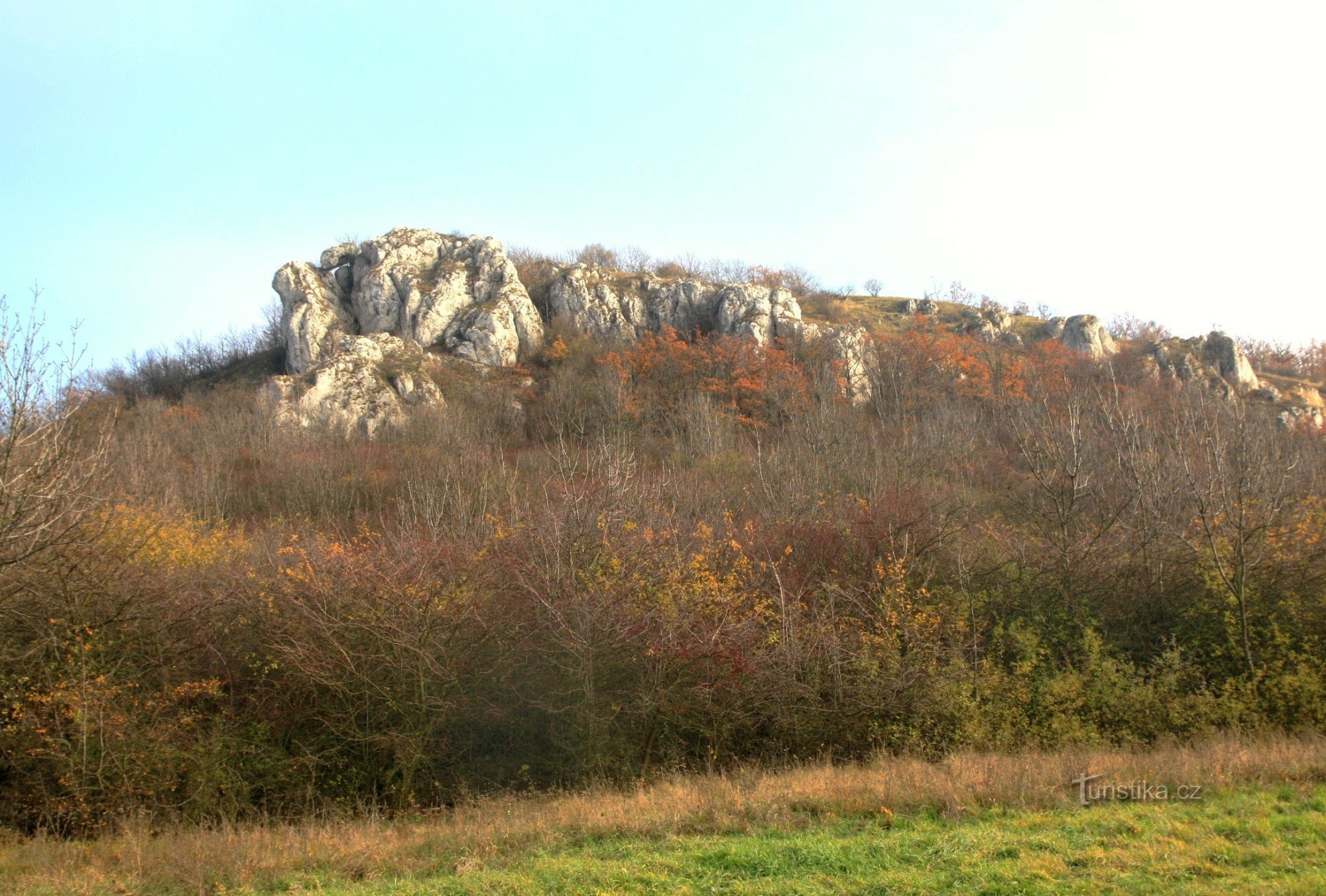 Le versant ouest de la réserve avec les rochers de Peren