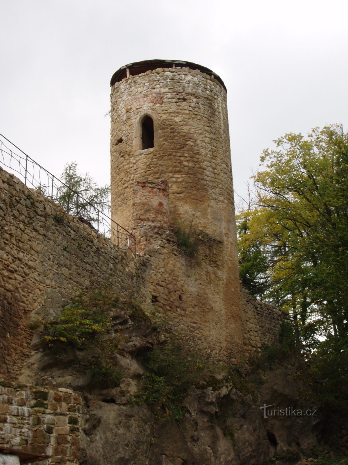 Det vestlige cylindriske tårn på Cimburk-slottet nær Koryčany