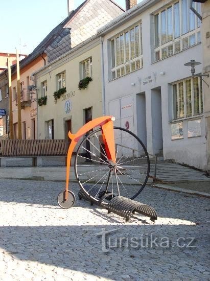 bicicleta parcata la sediul municipal din piata