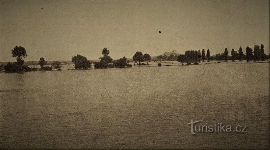 Zaplavená krajina pod Kunětickou horou (1938)