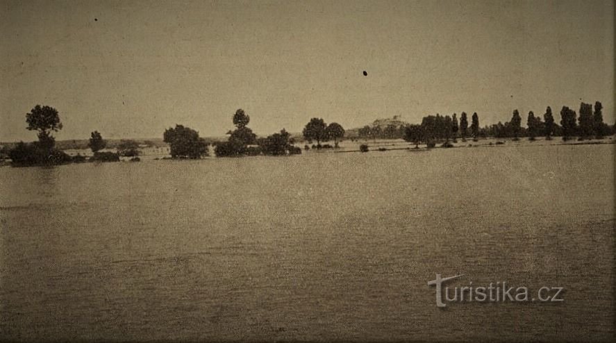 Overstroomd landschap onder Kunětická hora (1938)