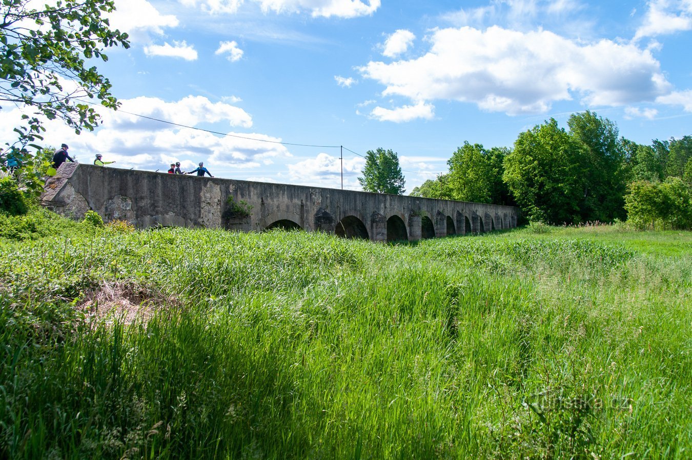 Pont de pierre inondé