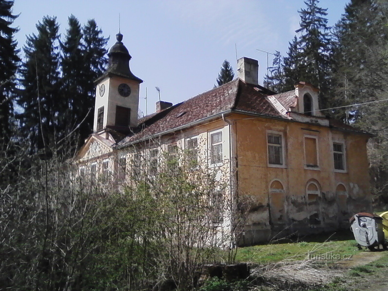 glömda monument - Nový Dvůr-slottet nära Kámena.