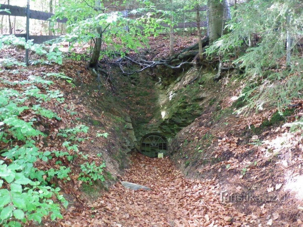 Crestătură până la intrarea în tunel