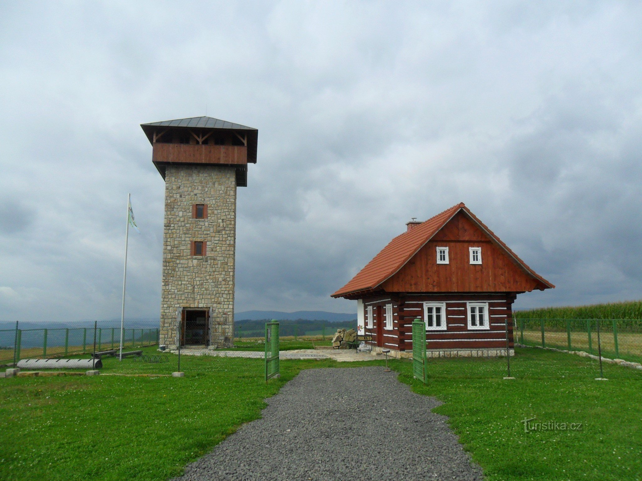 September 2013, Kasse bereits mit Fenstern im Giebel