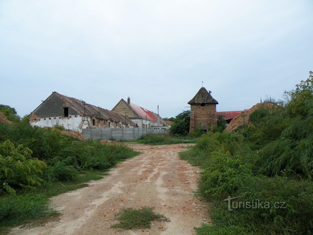 Some historical buildings are disappearing again. An orphan remains here for now.