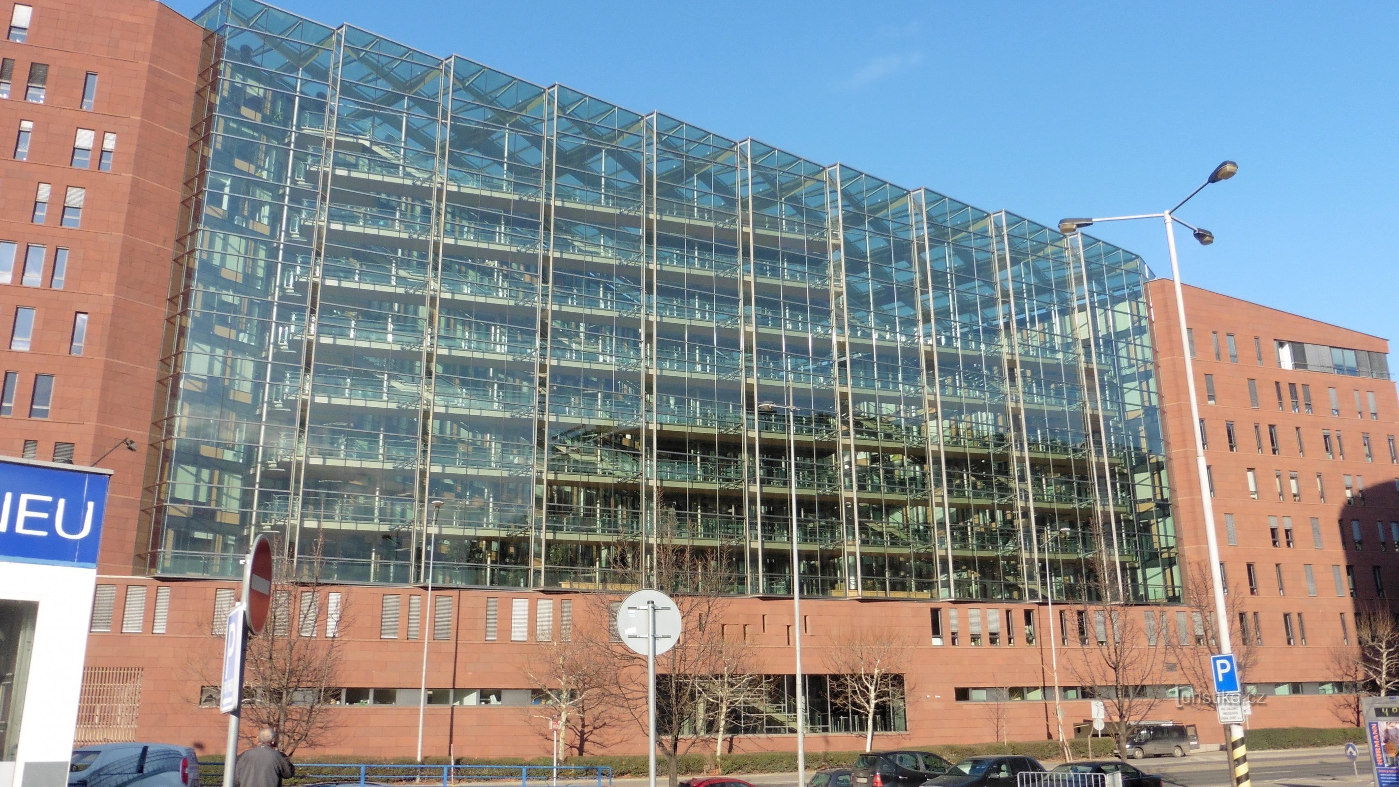 La partie centrale vitrée du bâtiment