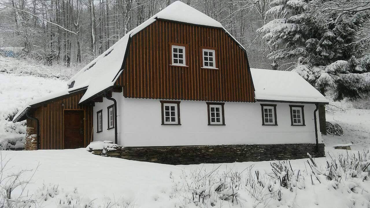 白雪皑皑的瑞士小屋——从路上看