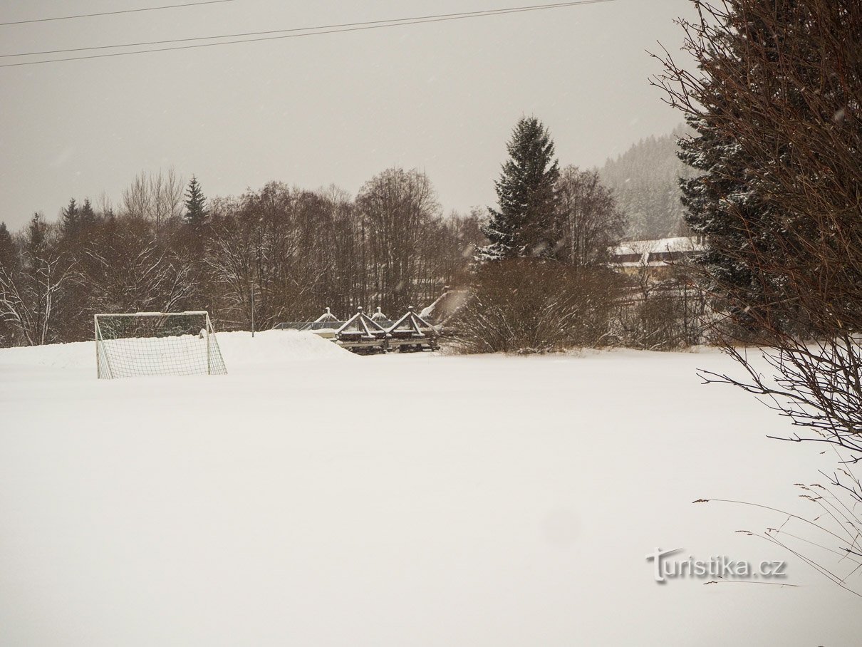 Um playground nevado em Borové Lady