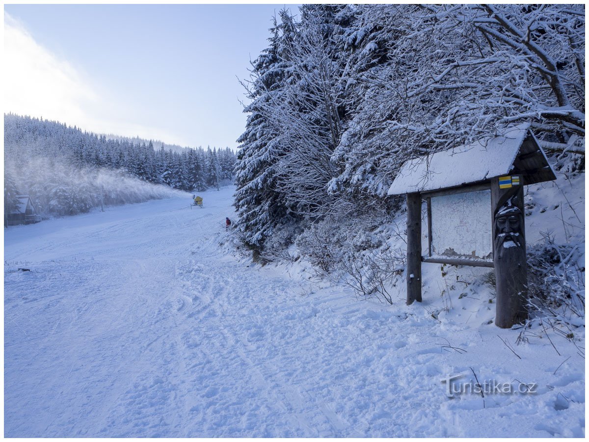 Faire de la neige sur des pistes vides