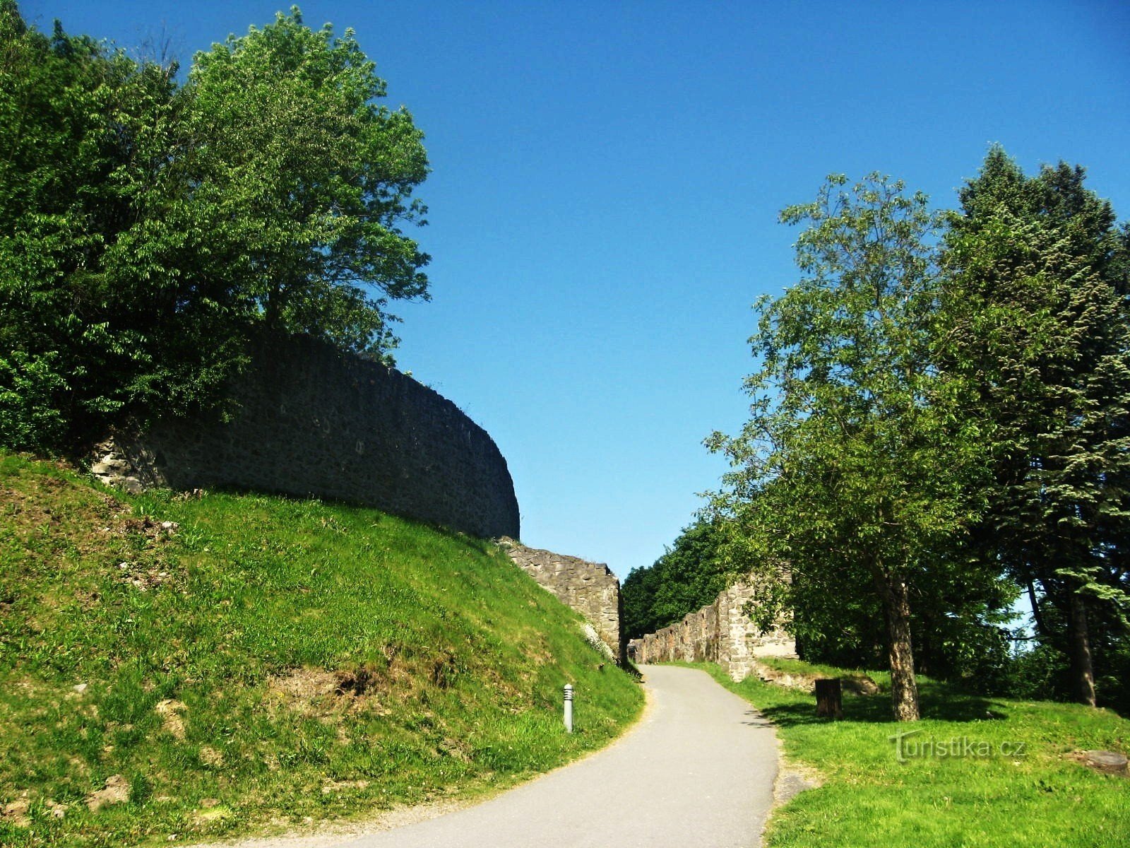 Stop at Kunětická hora