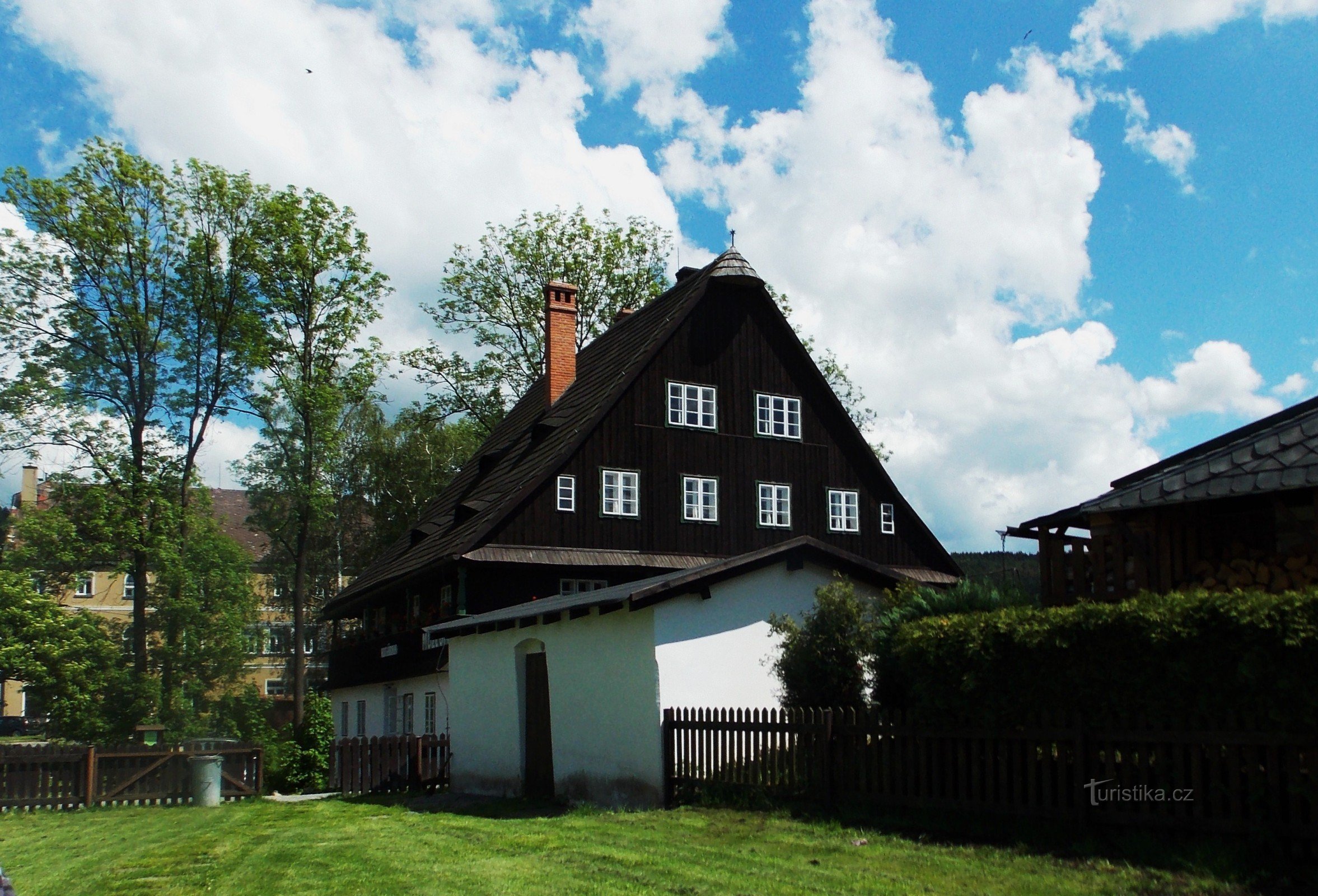 Stop bij het Kosárna-museum in Karlovy Vary