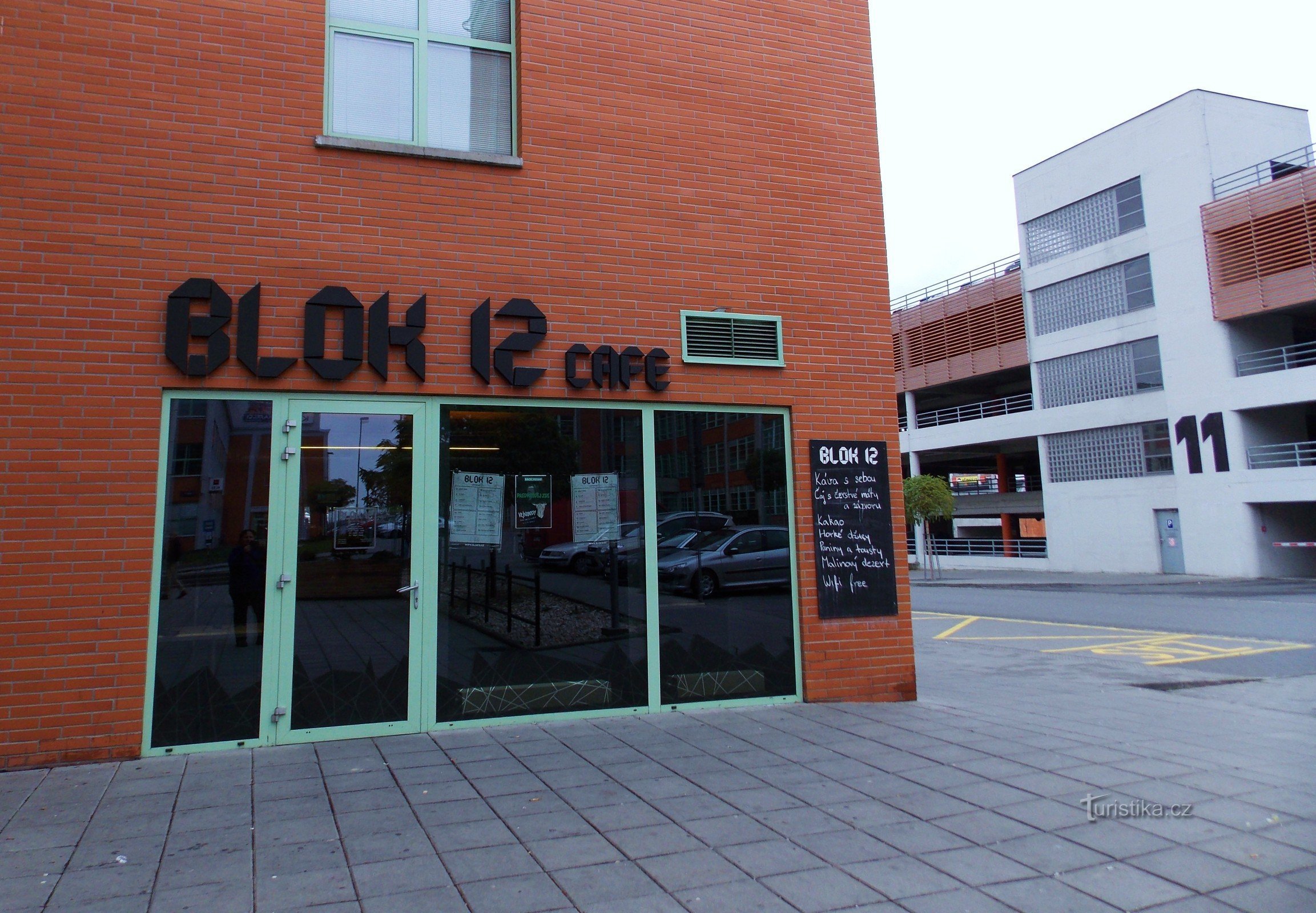 Stanna till vid Blok 12 Café i centrum av Zlín