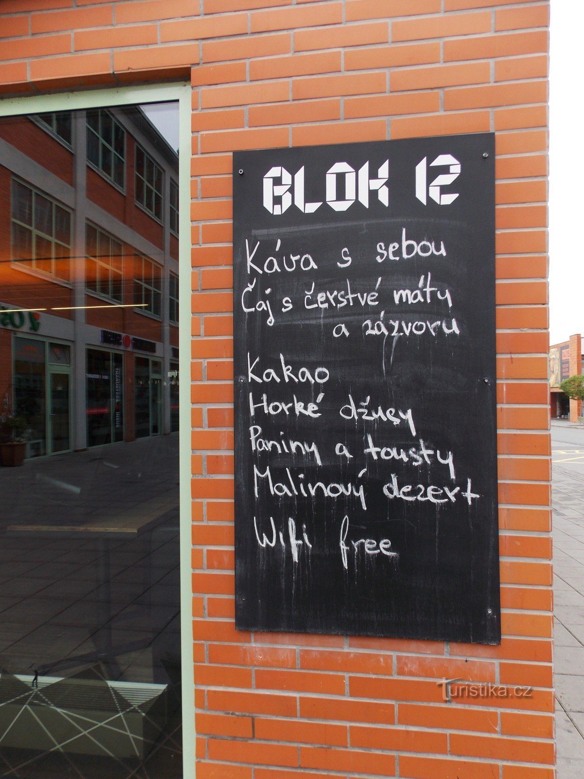 Stop bij Blok 12 Café in het centrum van Zlín