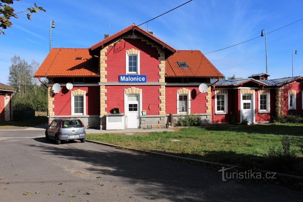 Haltestelle Malonice, Blick von der Straße