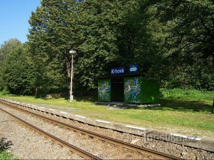 Haltestelle: Bahnhof Krhová in der Nähe des Wegweisers