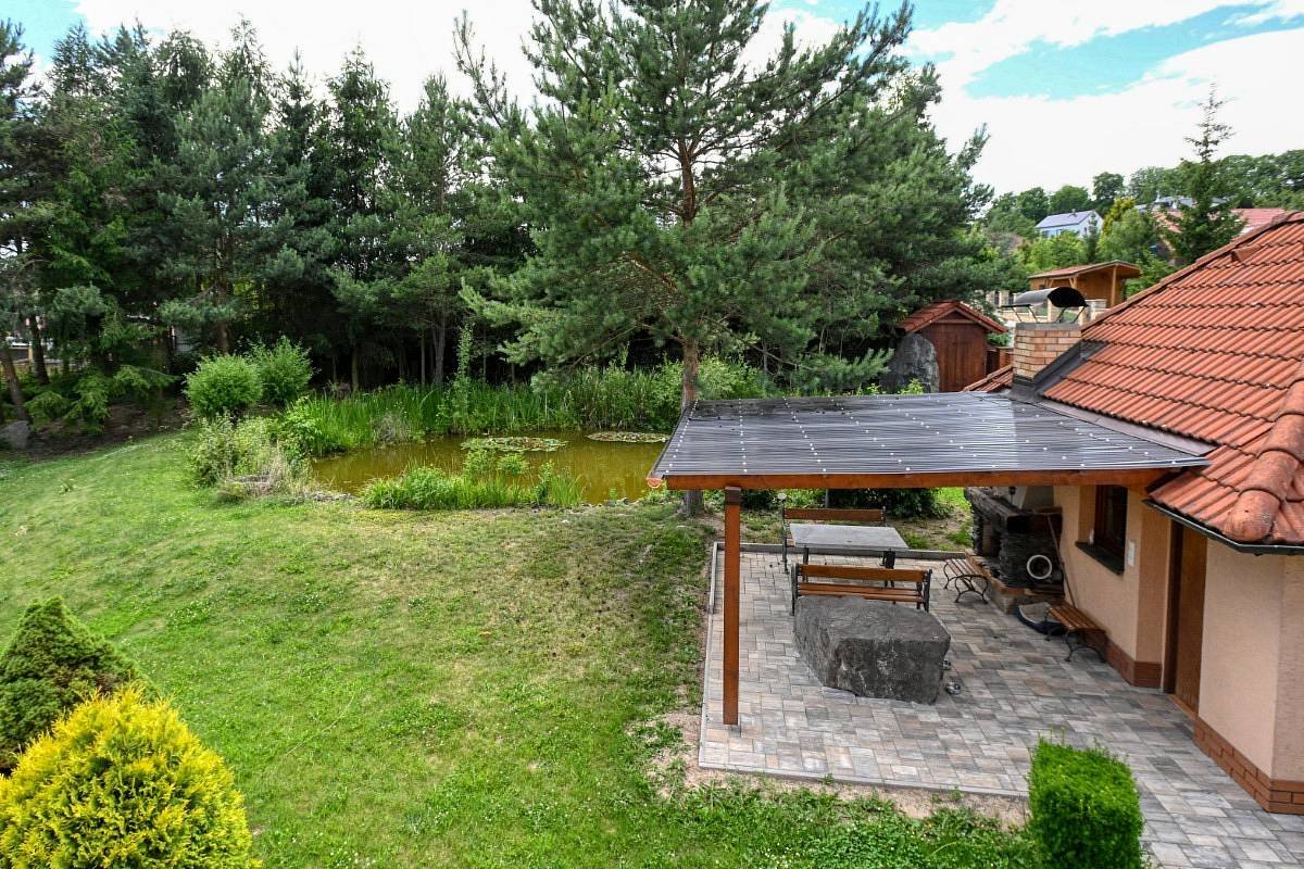 Zastřešená pergola s posezením a výhledem na rybník
