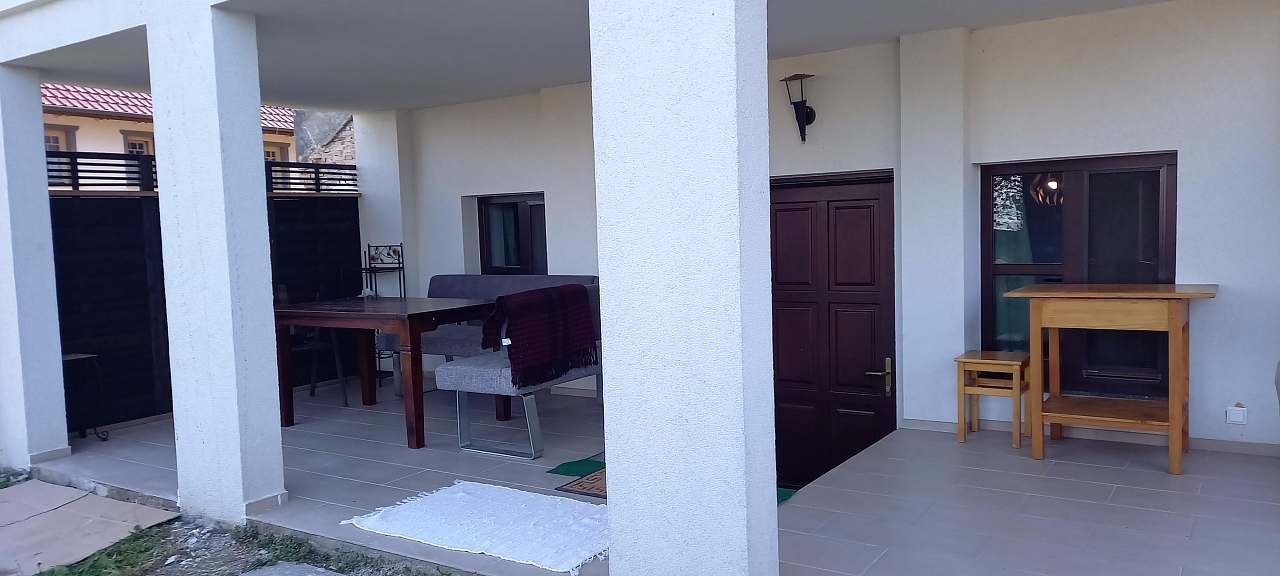 Zastřešená terasa nabízí soukromí a relax