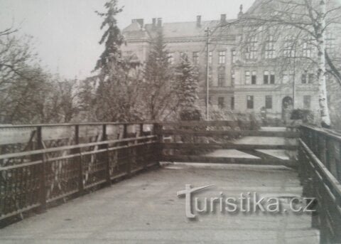 Wegversperring aan de zuidkant van de brug in 1938 - het gymnasiumgebouw op de achtergrond staat al aan de ú