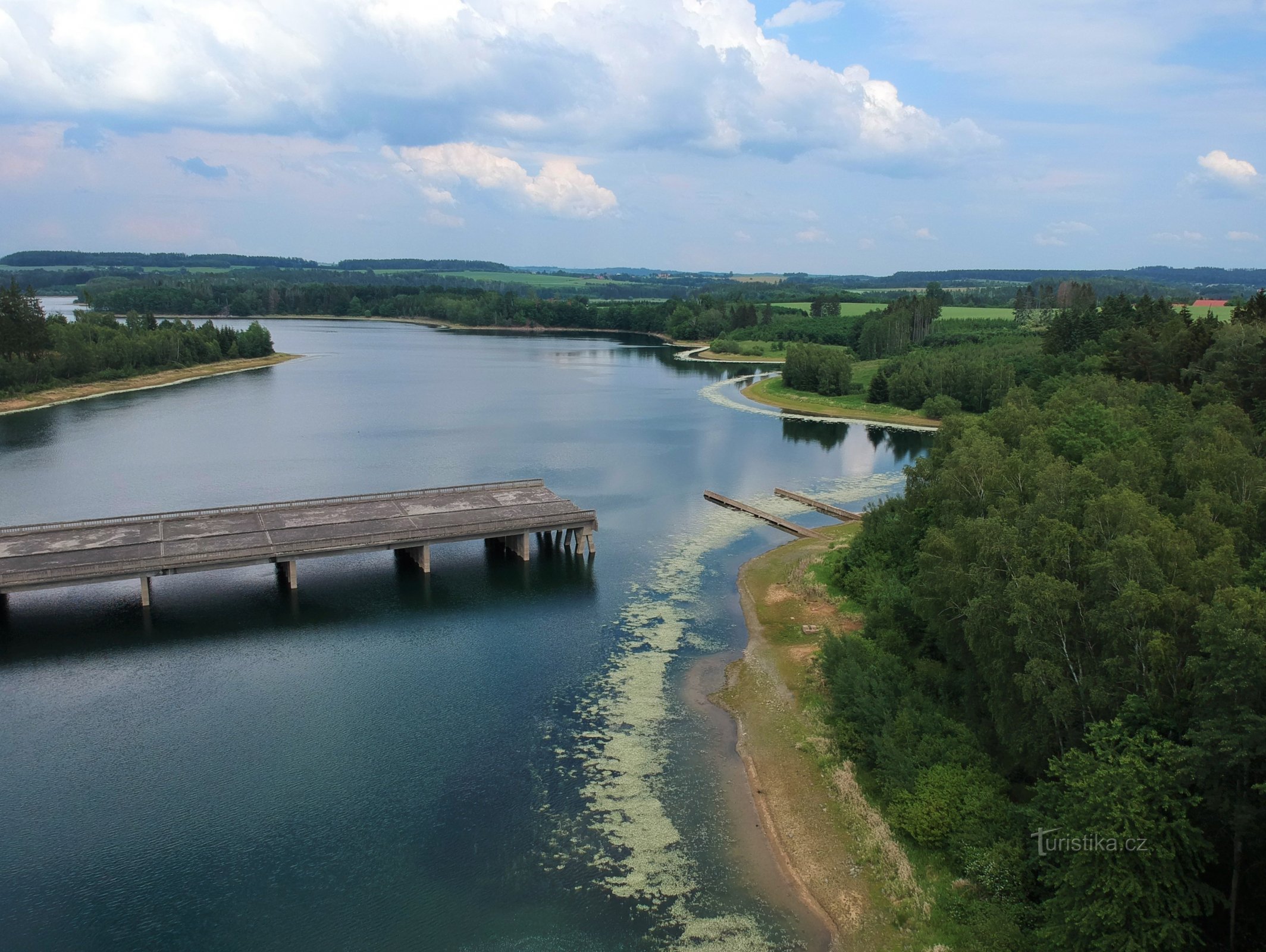 Überschwemmte Autobahnbrücke bei Borovsko