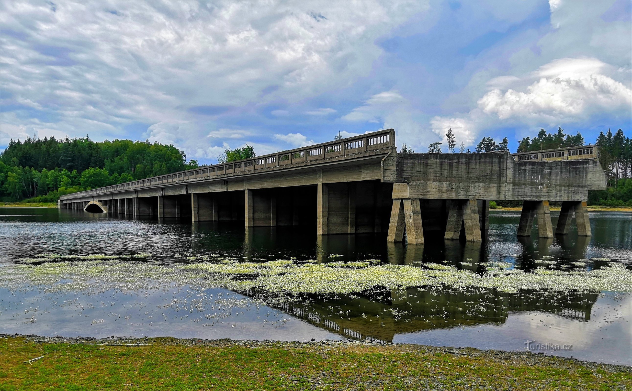 Ponte autostradale allagato vicino a Borovsko