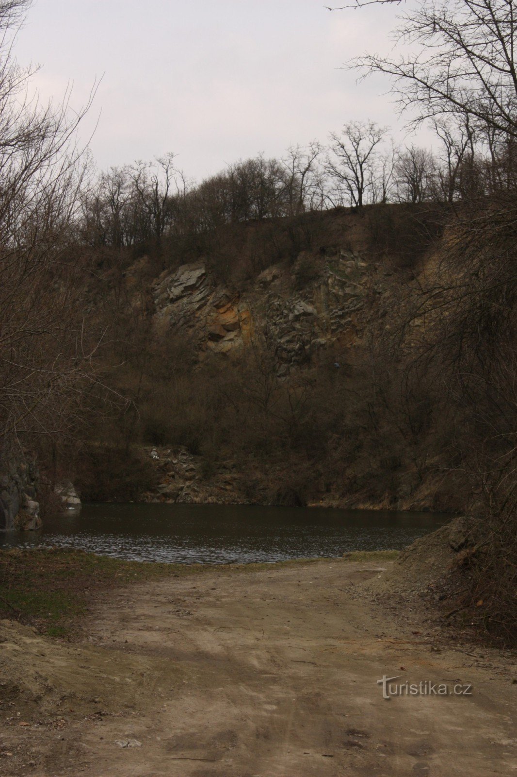 Oversvømmet stenbrud Hradčany - Kobeřice, adgangsvej