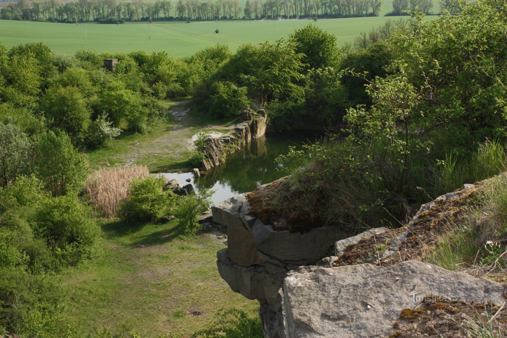 Zalany kamieniołom w katastrze wsi Drysice – oferuje filmowcom ciekawe plenery