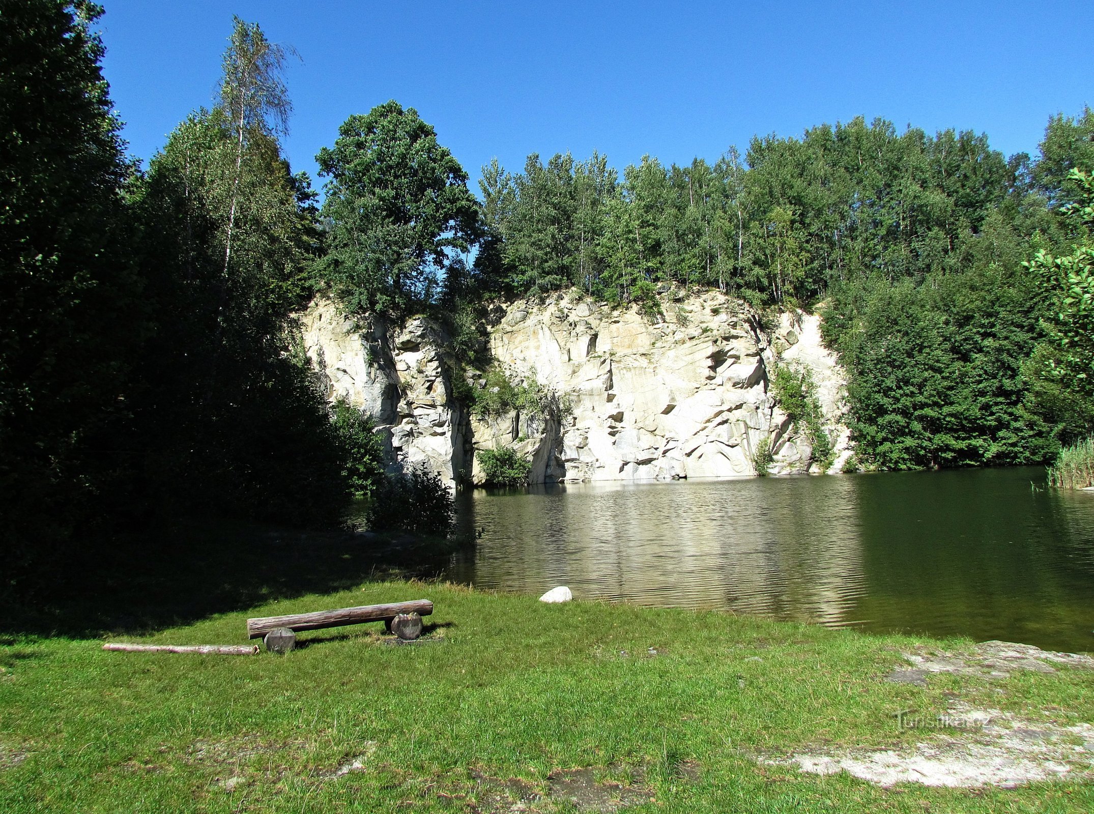 Überschwemmter Transgranit-Steinbruch