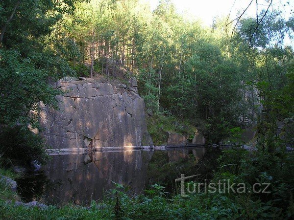 Översvämmade stenbrott nära Lhota