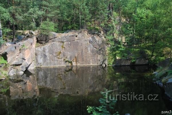 Poplavljeni kamenolom u blizini Lhote