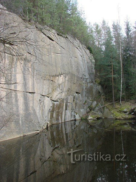 Mỏ đá ngập nước gần Lhota