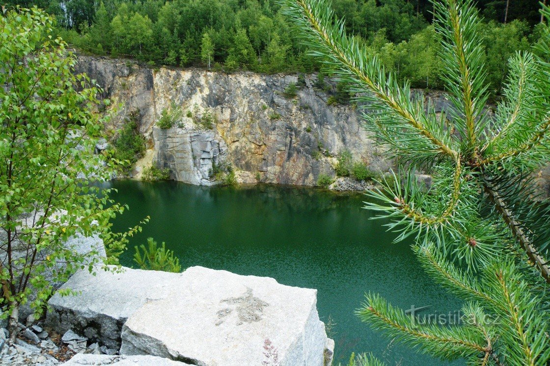 Một mỏ đá ngập nước phía sau Rásná