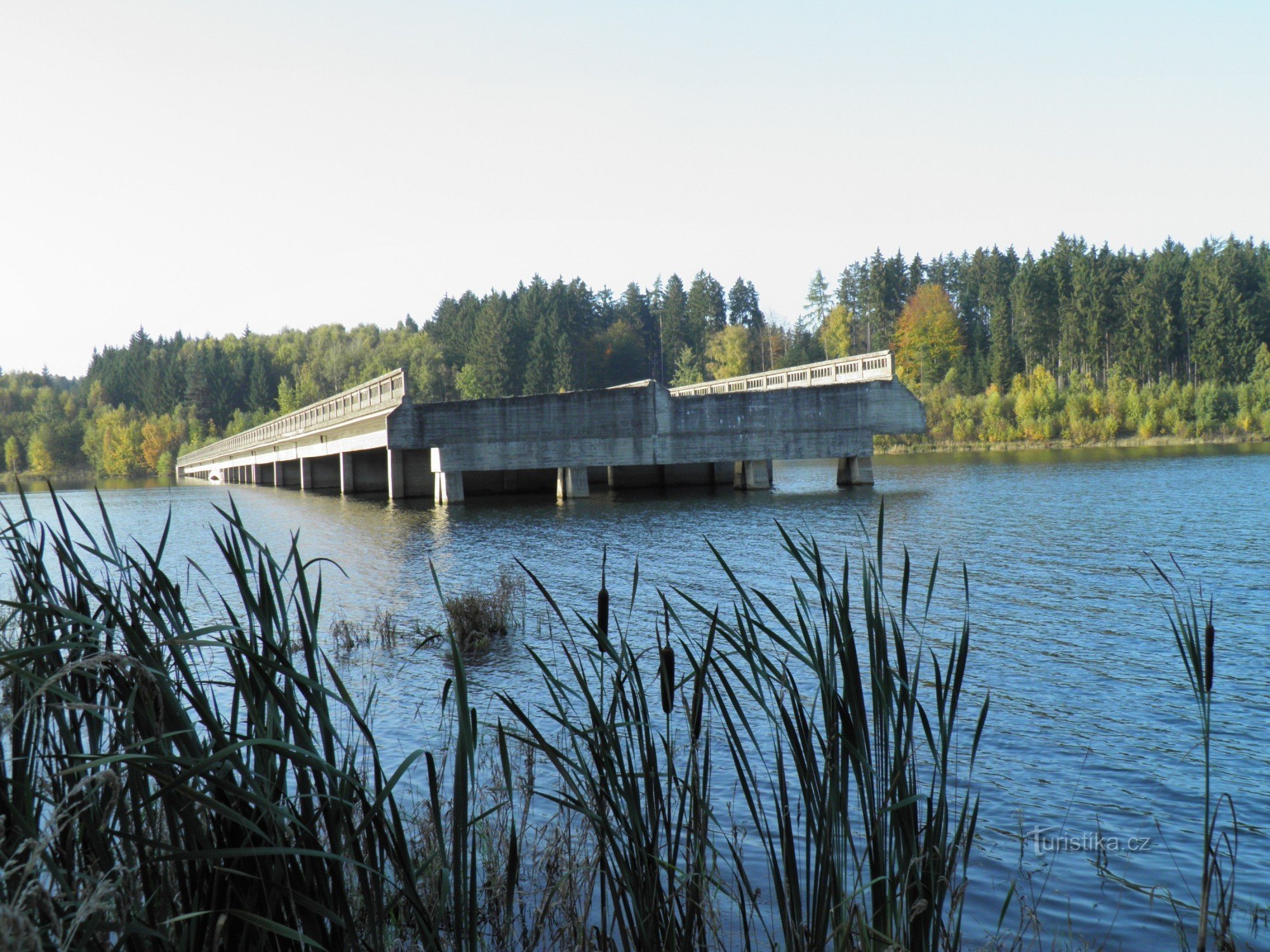 Die überflutete unfertige Brücke bei Hulice.